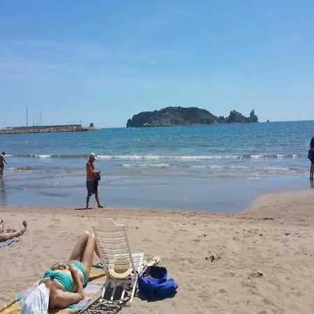 In Costa Brava Near Sandy 度假居
