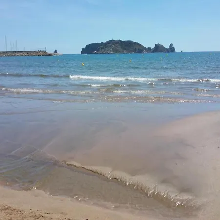 In Costa Brava Near Sandy 度假居