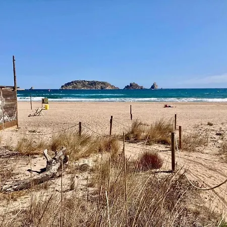 In Costa Brava Near Sandy 度假居